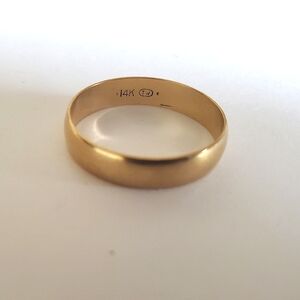 14K Gold Classic Wedding Band - Yellow Gold , size 7.
